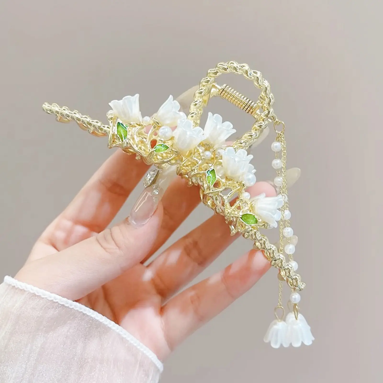 Fashionable Flower Hair Claw Elegant Bell Orchid Tassel Shark Gripper For Women Girls Trendy Summer Beach Jewelry Hair Accessory