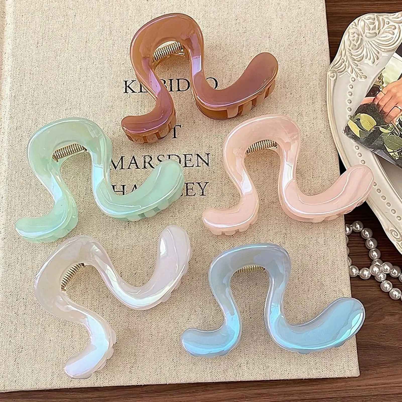 Summer Acrylic Hair Claw For Women Trendy Pearlescent Color Laser Shark Gripper Large Personality Geometric Hair Claw Hairpin