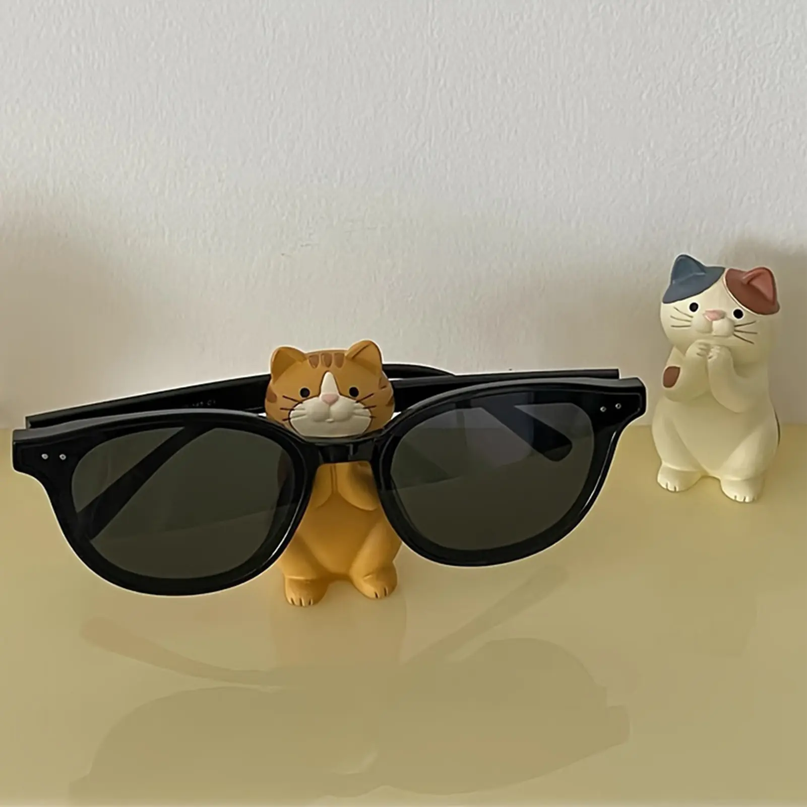 Cute Cat Ornament Mini Plastic Cat Shaped Storage Rack For Glasses Lovely Cartoon Animal Ornament For Desk Table Fireplace 1pc