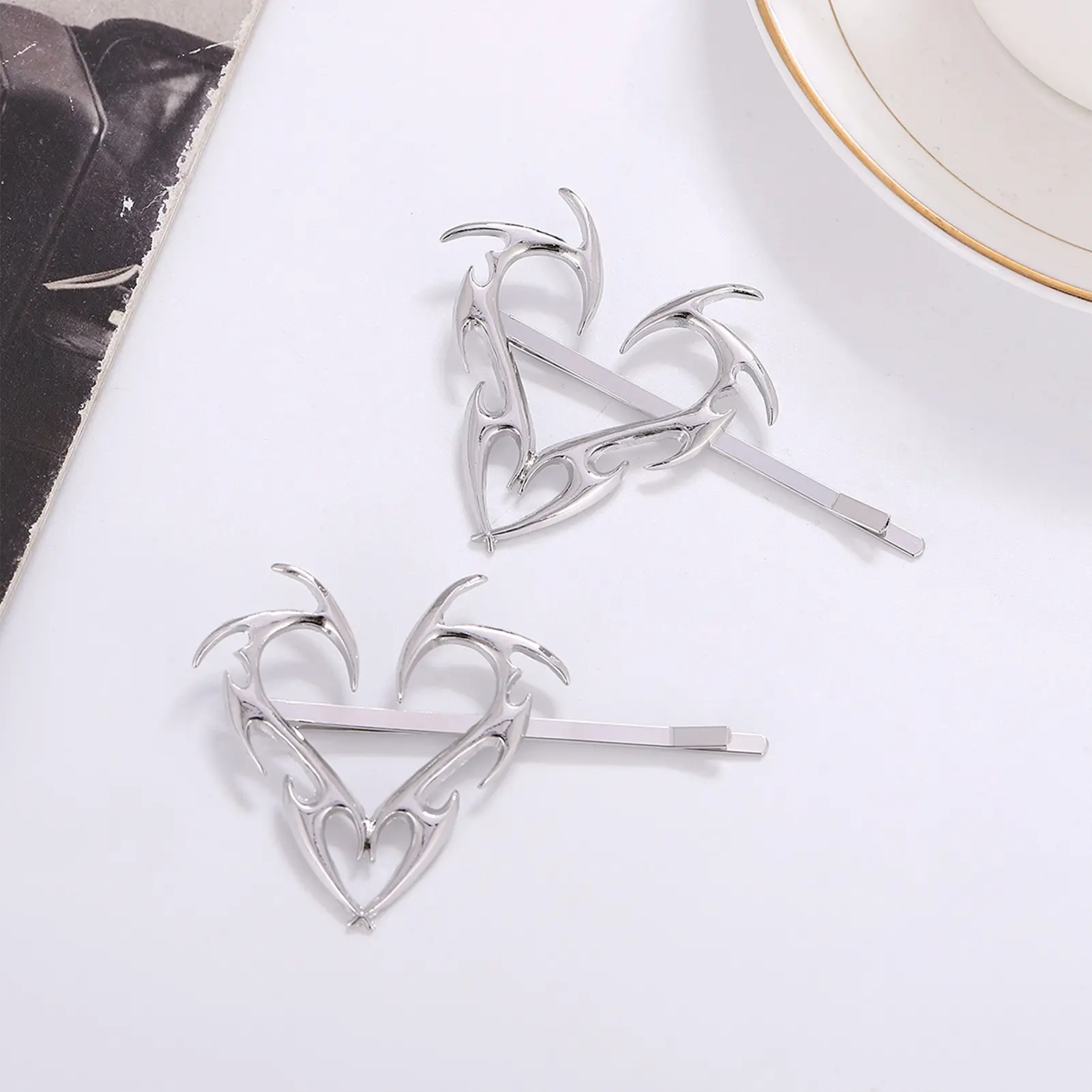 Y2K Metal Barrettes Creative Dart Heart-shaped Hair Clip For Women Girls Trendy Geometric Hair Clip Fashion Punk Hair Accessory