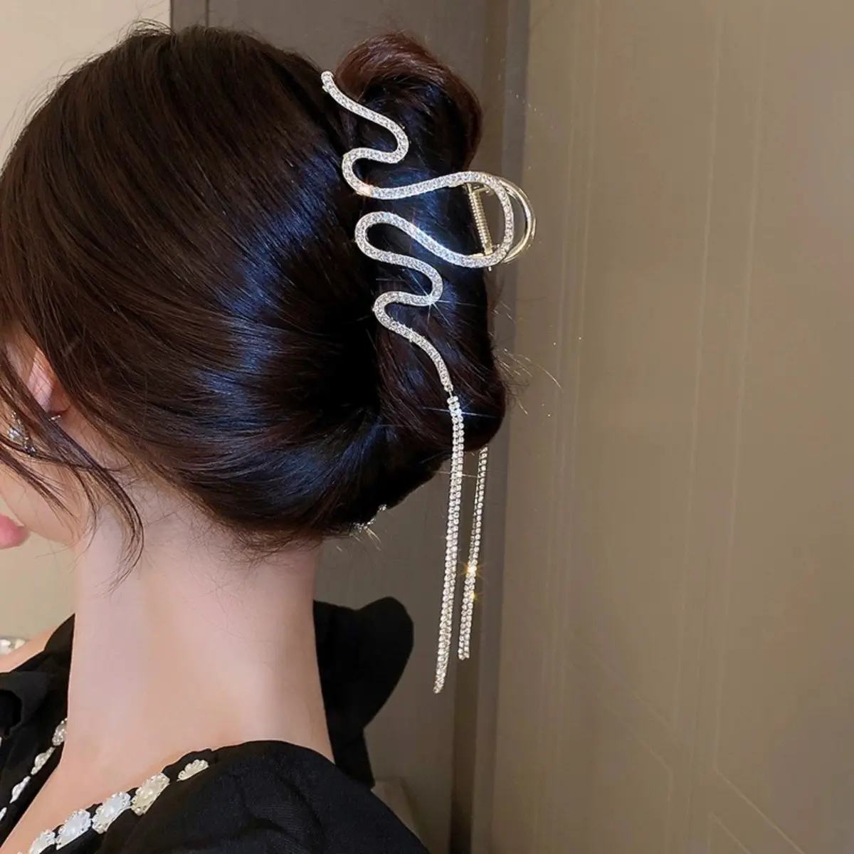 Y2K Glitter Snake Hair Claw Light Luxury Full Rhinestone Tassel Grip Clip For Women Trendy Korean Style Shark Gripper Hairpin