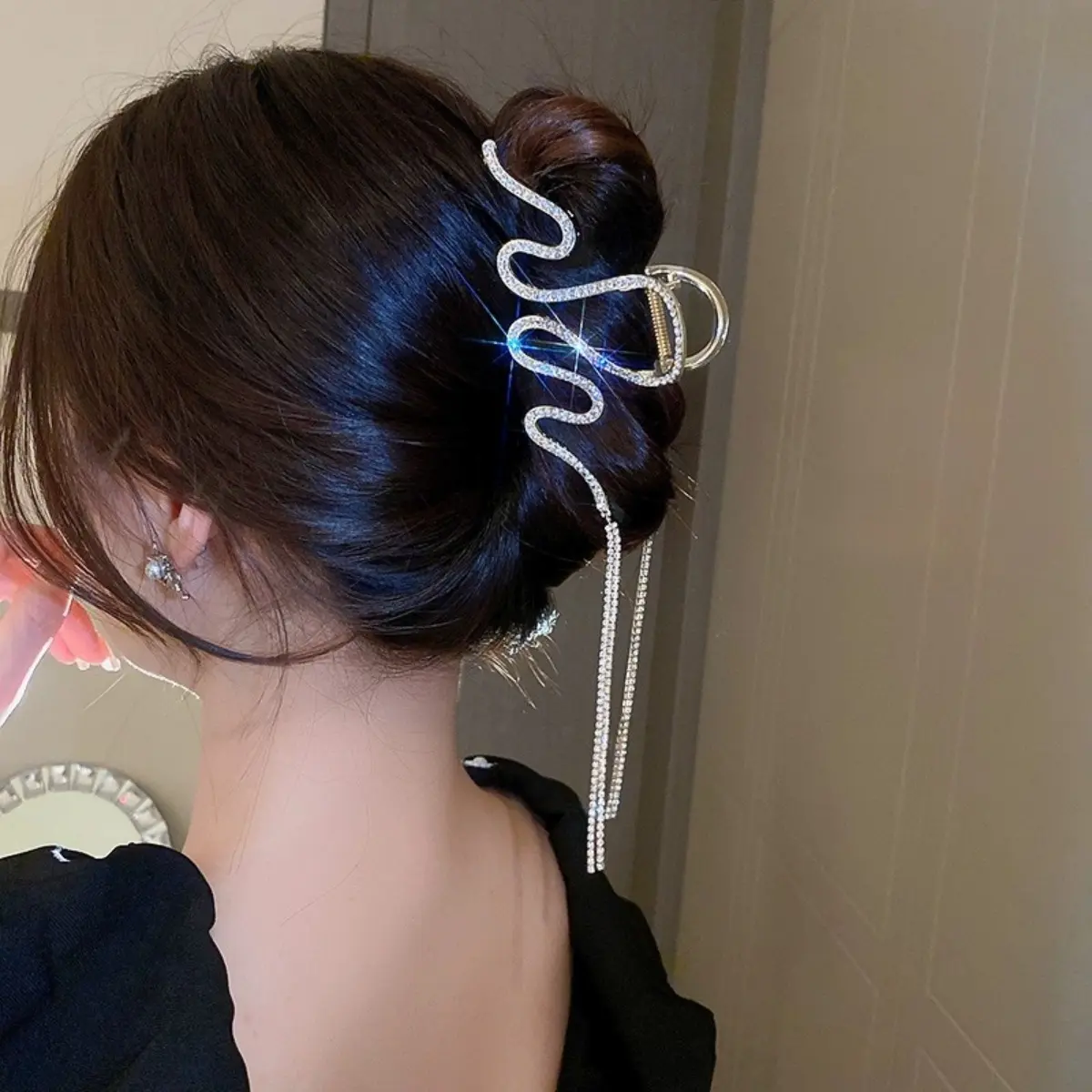 Y2K Glitter Snake Hair Claw Light Luxury Full Rhinestone Tassel Grip Clip For Women Trendy Korean Style Shark Gripper Hairpin