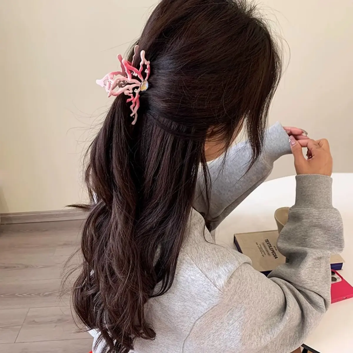 4.3inch Shark Gripper Clip For Women Y2K Gradient Black Pink Metal Hair Claw Trendy Fashionable Butterfly Jewelry Hair Accessory