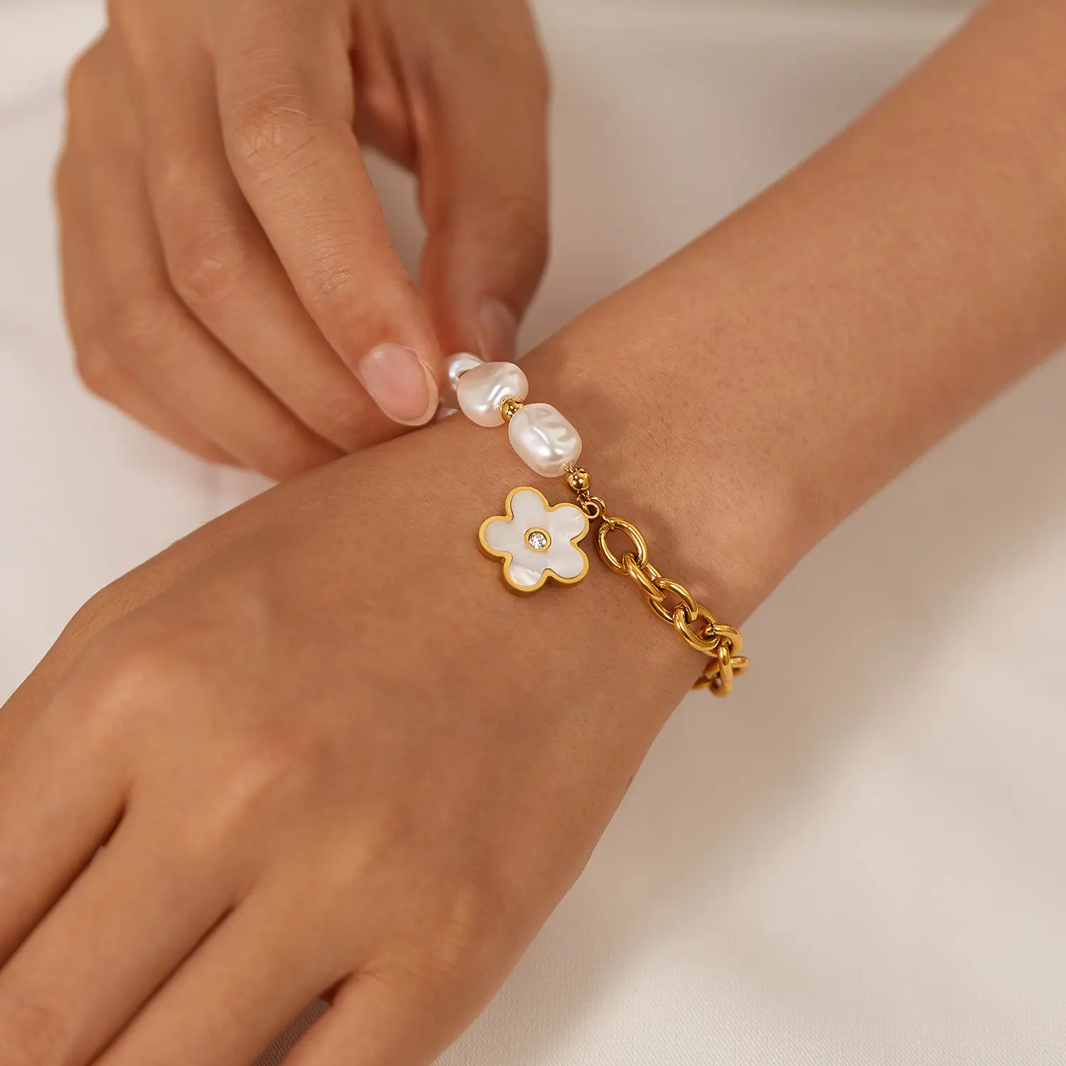2025 New Pearl Flower Bracelet For Women Personalized Color Blocking Design Chain Bracelet Light Luxury Jewelry Hand Chain 1pc