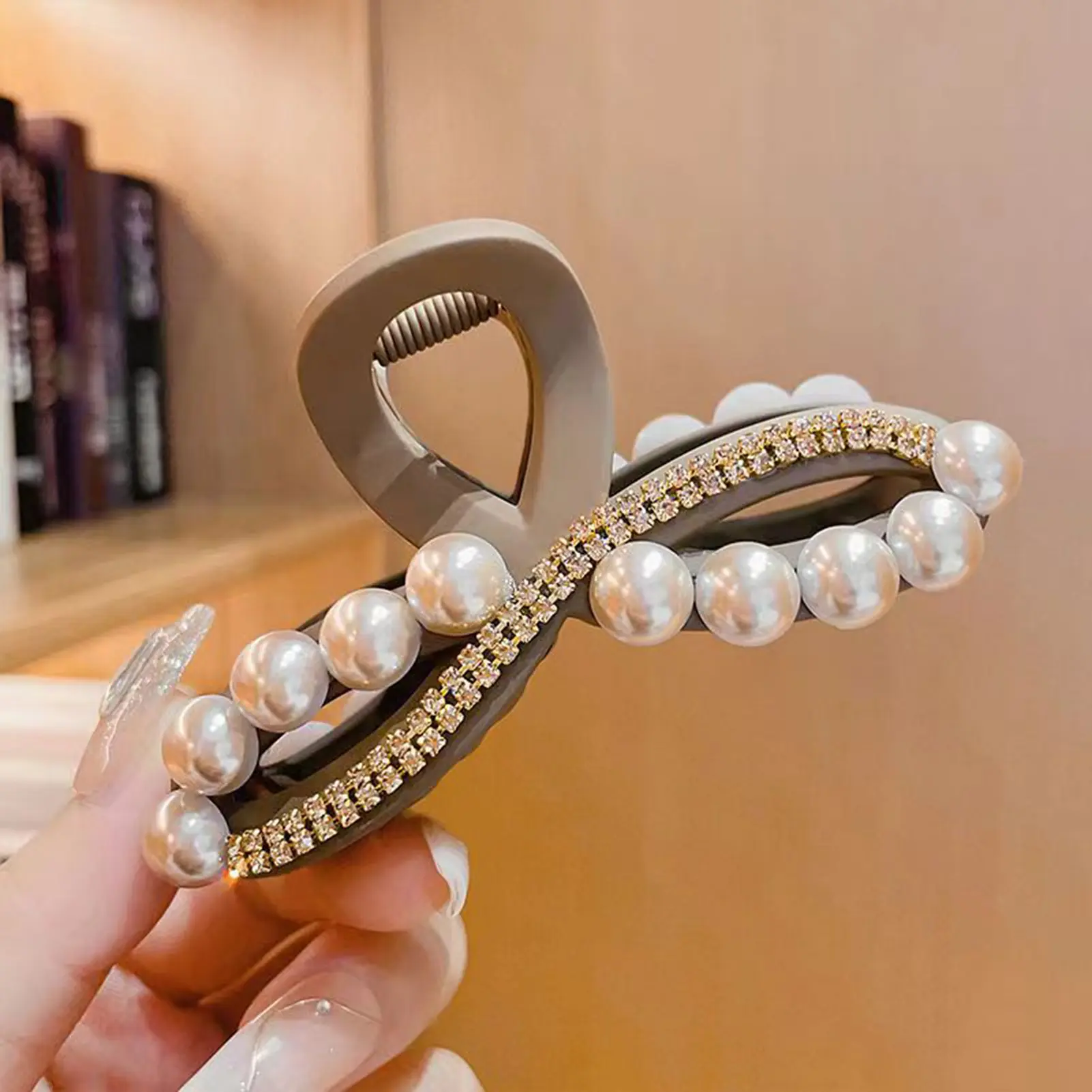 Korean Style Pearl Hair Claw Elegant Rhinestone Pearl Shark Hair Gripper Simple Elegant Hair Clip Girls Trendy Hair Accessories