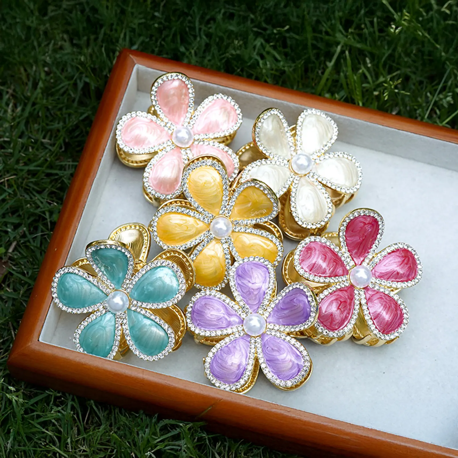 Summer Glitter Flower Hair Claw Light Luxury Rhinestone Frangipani Hair Clip For Women Exquisite Trendy Metal Alloy Hair Gripper
