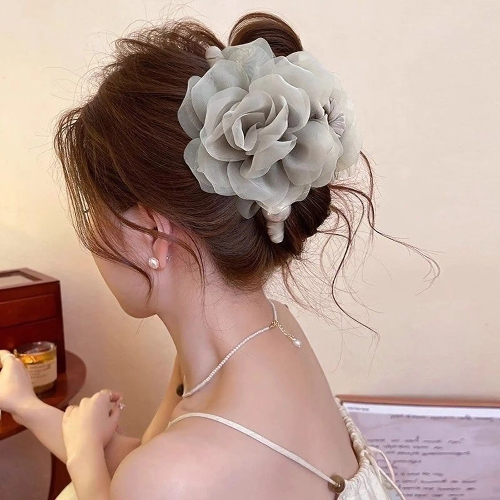 Hawaii Flower Hair Claw For Women Trendy Pearl Rose Shark Gripper Elegant Sweety Updo Hair Clip Girls Fashion Hair Accessories