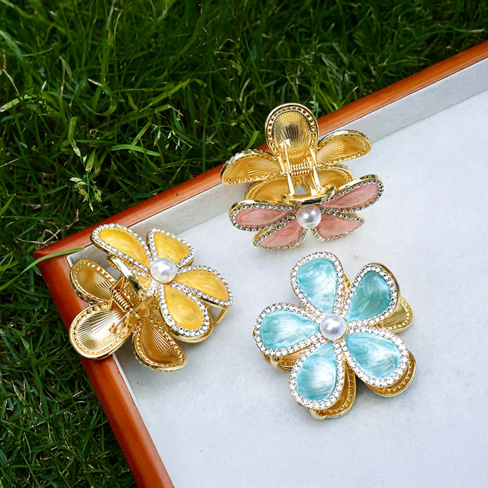 Summer Glitter Flower Hair Claw Light Luxury Rhinestone Frangipani Hair Clip For Women Exquisite Trendy Metal Alloy Hair Gripper