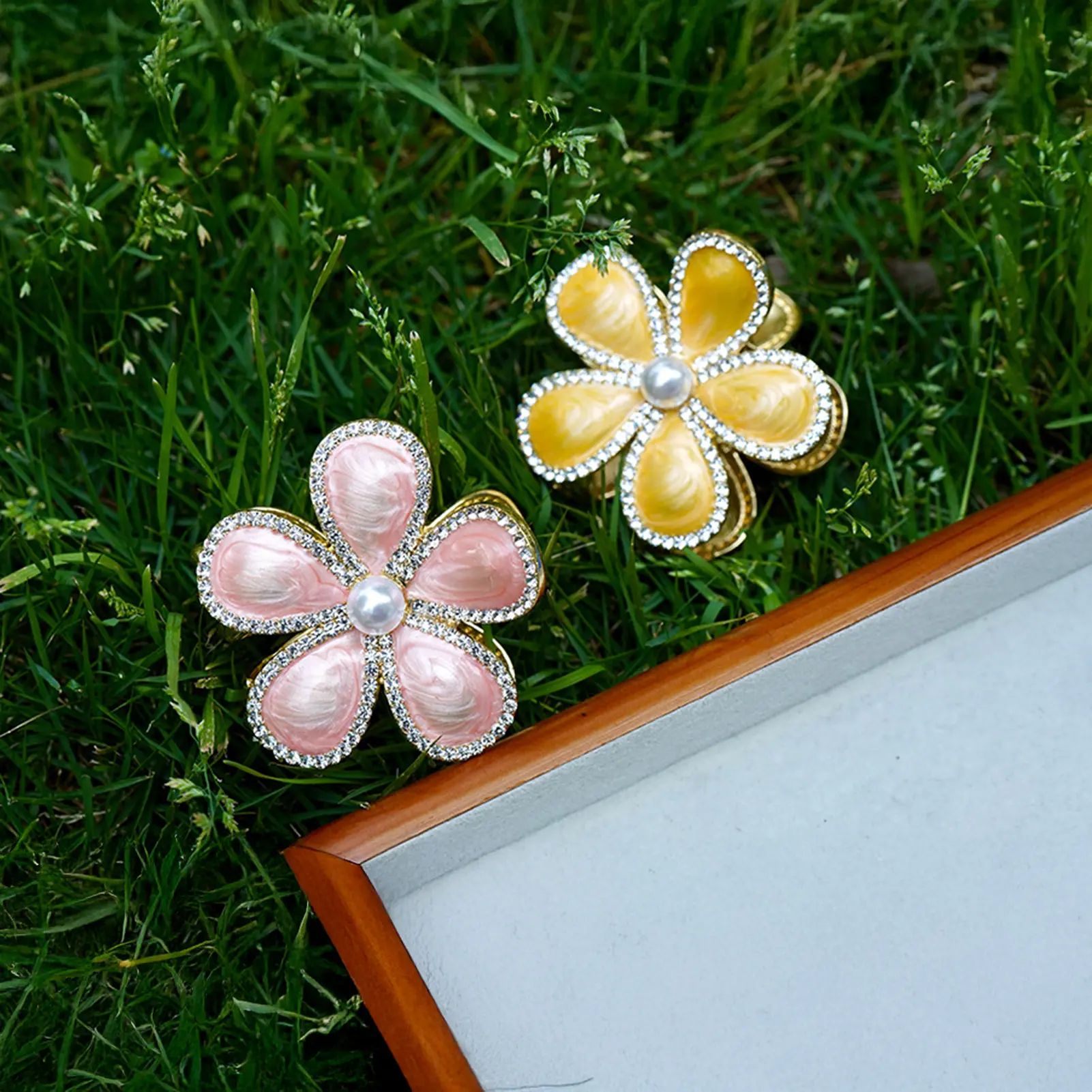 Summer Glitter Flower Hair Claw Light Luxury Rhinestone Frangipani Hair Clip For Women Exquisite Trendy Metal Alloy Hair Gripper