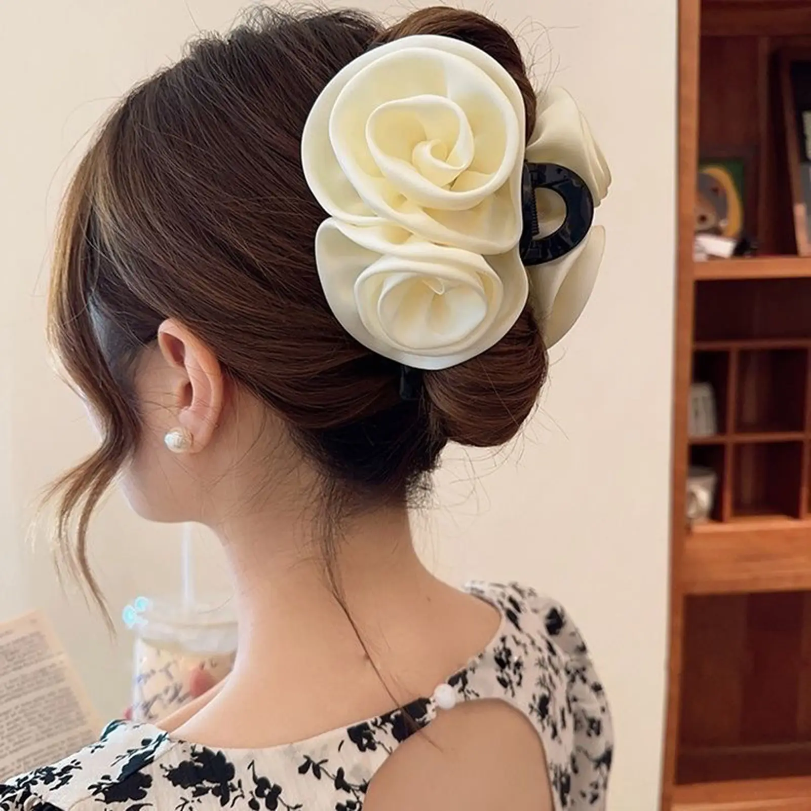Hawaii Flower Hair Claw For Women Trendy Pearl Rose Shark Gripper Elegant Sweety Updo Hair Clip Girls Fashion Hair Accessories