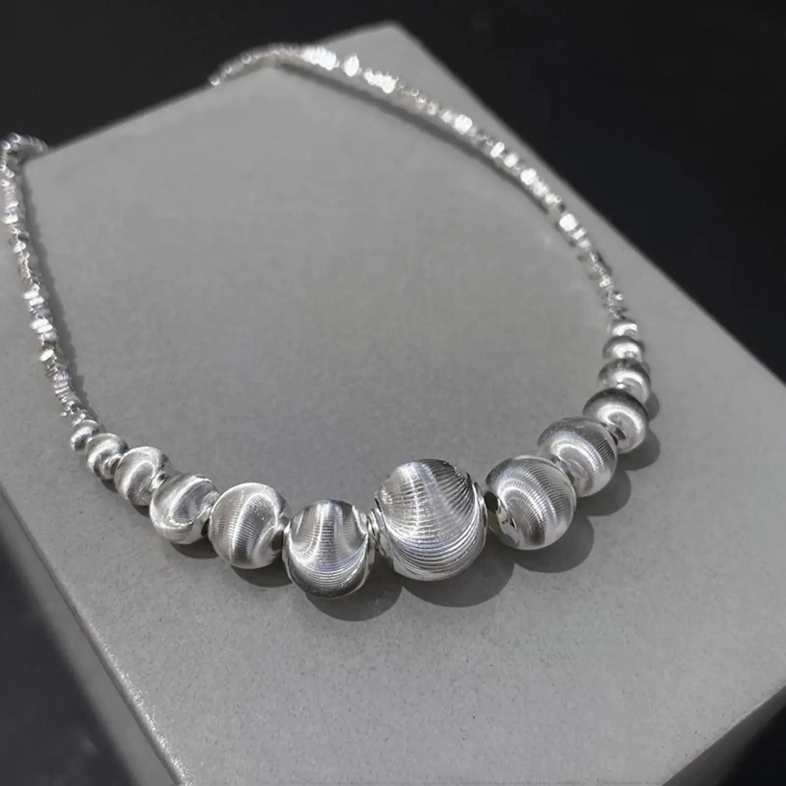 Light Luxury Cat's Eye Stone Necklace For Women Gradient Bead Broken Silver Collarbone Chain Girls Fashion Jewelry Accessories