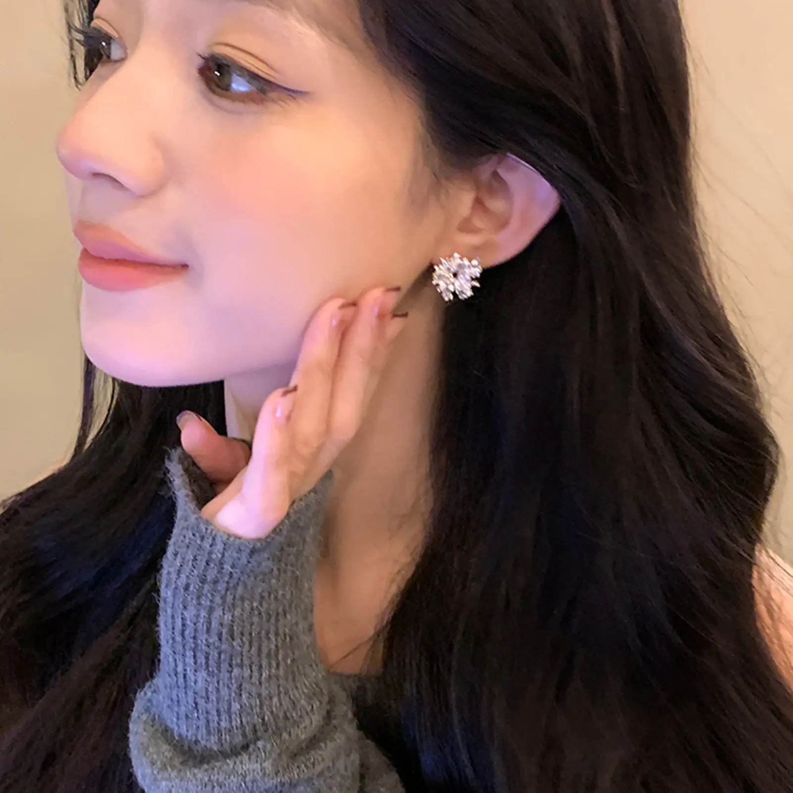 Retro Sunflower Earrings For Women Light Luxury Shining Pearl Geometric Stud Earring Elegant Exquisite Girls Ear Accessories