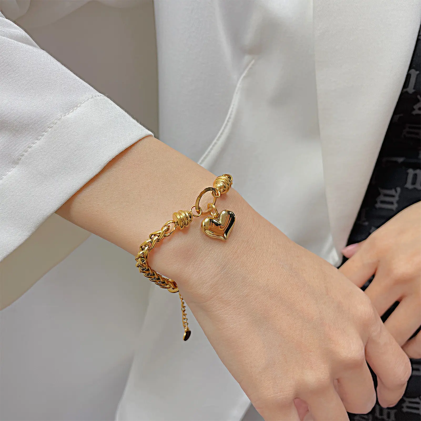 2025 New Heart Pendant Bracelet Light Luxury Ins Style Chain Bracelet For Women Girls Fashion Metal Jewelry Hand Accessories