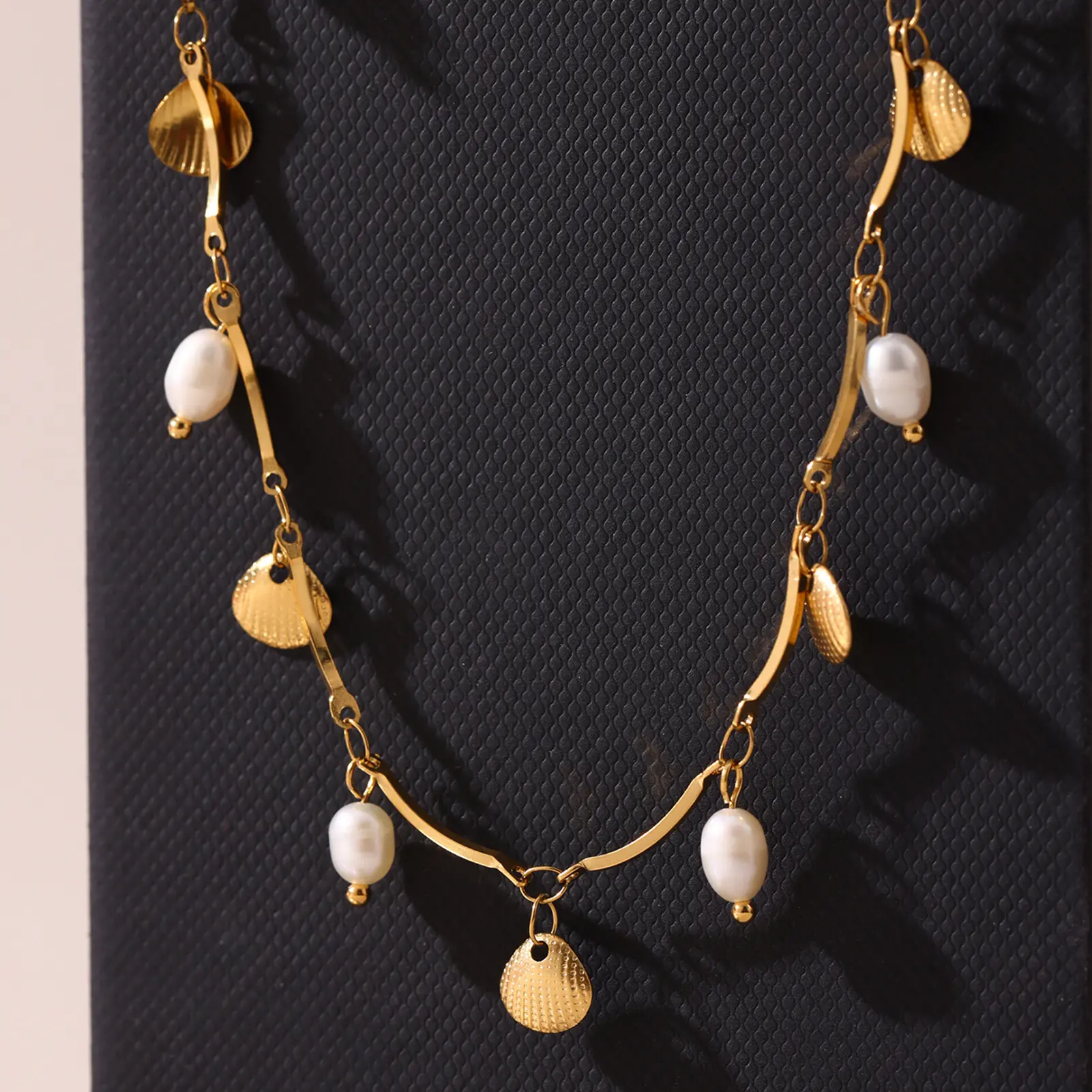 Trendy Metal Pearl Necklace INS Style Stainless Steel Pearl Shell Pendant Neck Chain Light Luxury Women's Jewelry Accessories