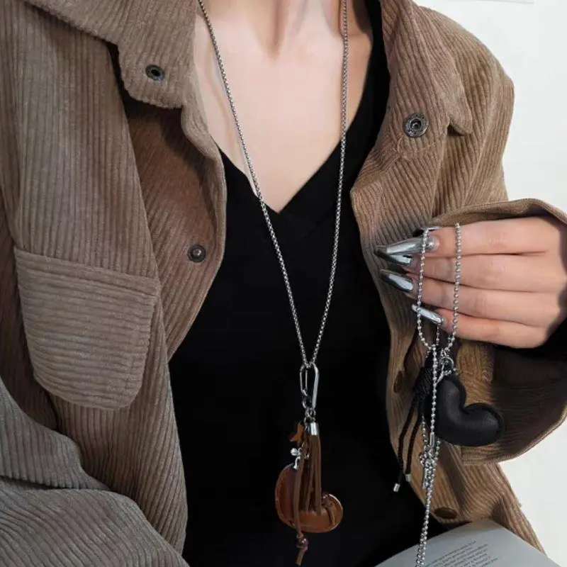 Vintage Spring Summer Leather Heart Tassel Pendant Necklace Women Long Hanging Neck Accessories Light Luxury Jewelry Necklaces