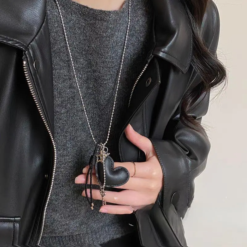 Vintage Spring Summer Leather Heart Tassel Pendant Necklace Women Long Hanging Neck Accessories Light Luxury Jewelry Necklaces