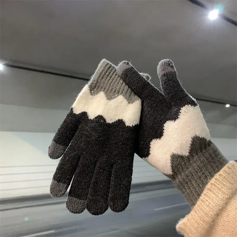 Comfortable warm touch screen gloves for women