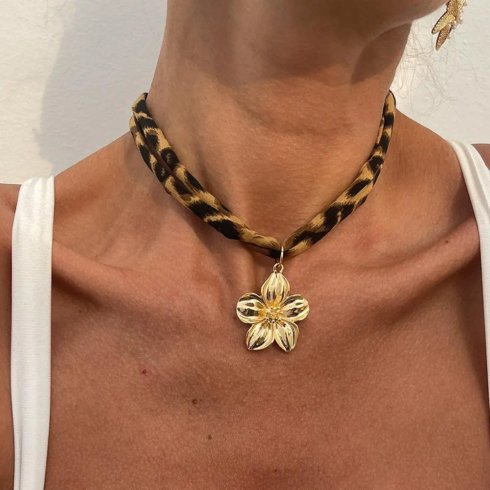 High-end Exaggerated Metal Large Starfish Pendant Necklace For Women Vintage Brown Leopard Print Rope Short Choker Necklace Z8A6