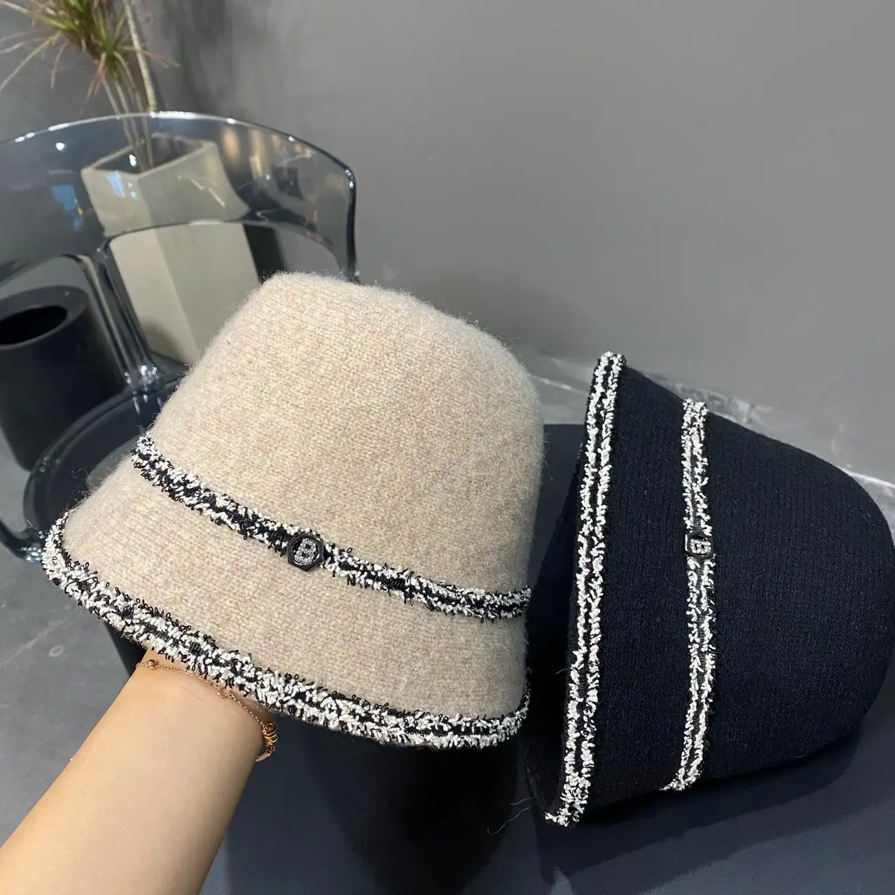 Small Fragrant Wind Wool Bowl Hat for Women's Autumn and Winter Warm and Fashionable Versatile Face Showcasing Small Trendy Hat