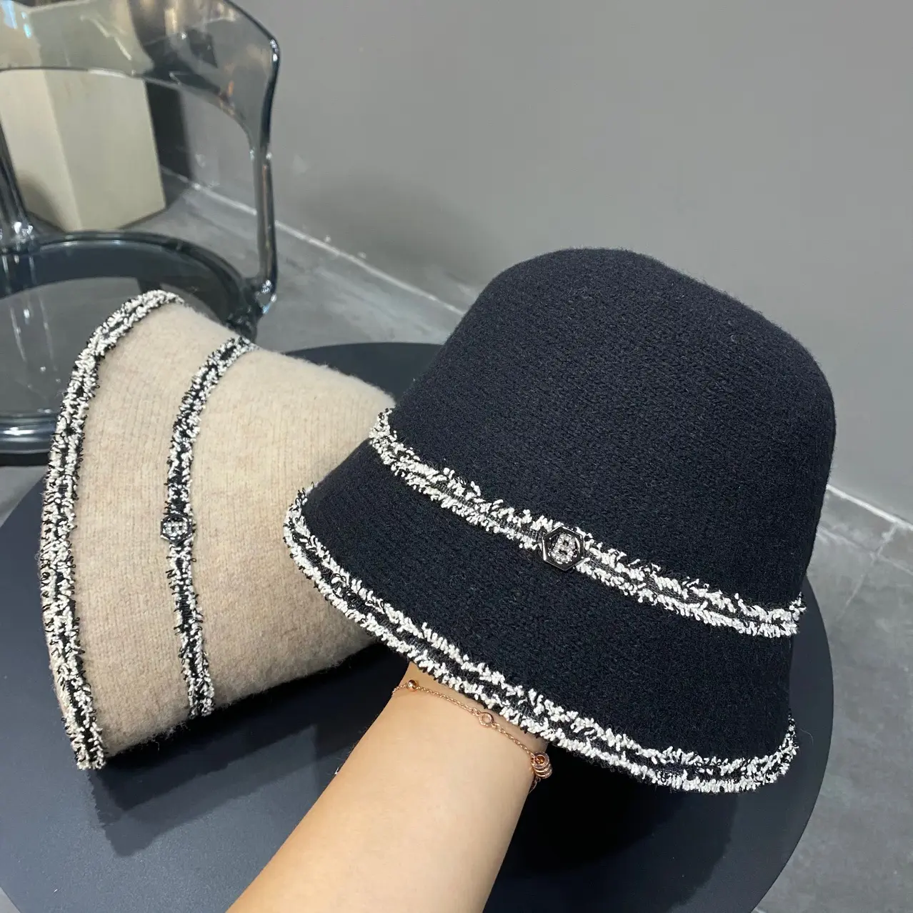 Small Fragrant Wind Wool Bowl Hat for Women's Autumn and Winter Warm and Fashionable Versatile Face Showcasing Small Trendy Hat