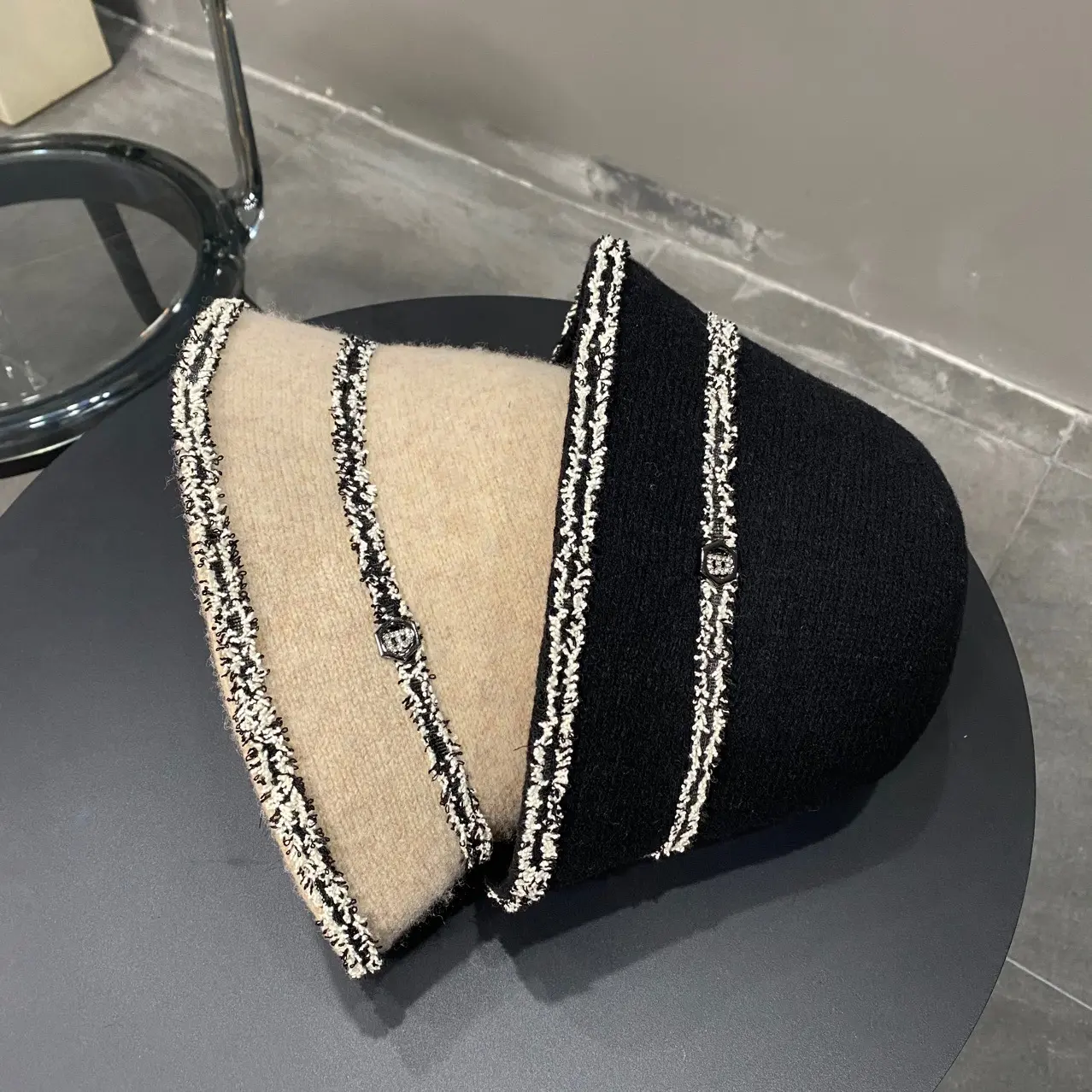 Small Fragrant Wind Wool Bowl Hat for Women's Autumn and Winter Warm and Fashionable Versatile Face Showcasing Small Trendy Hat