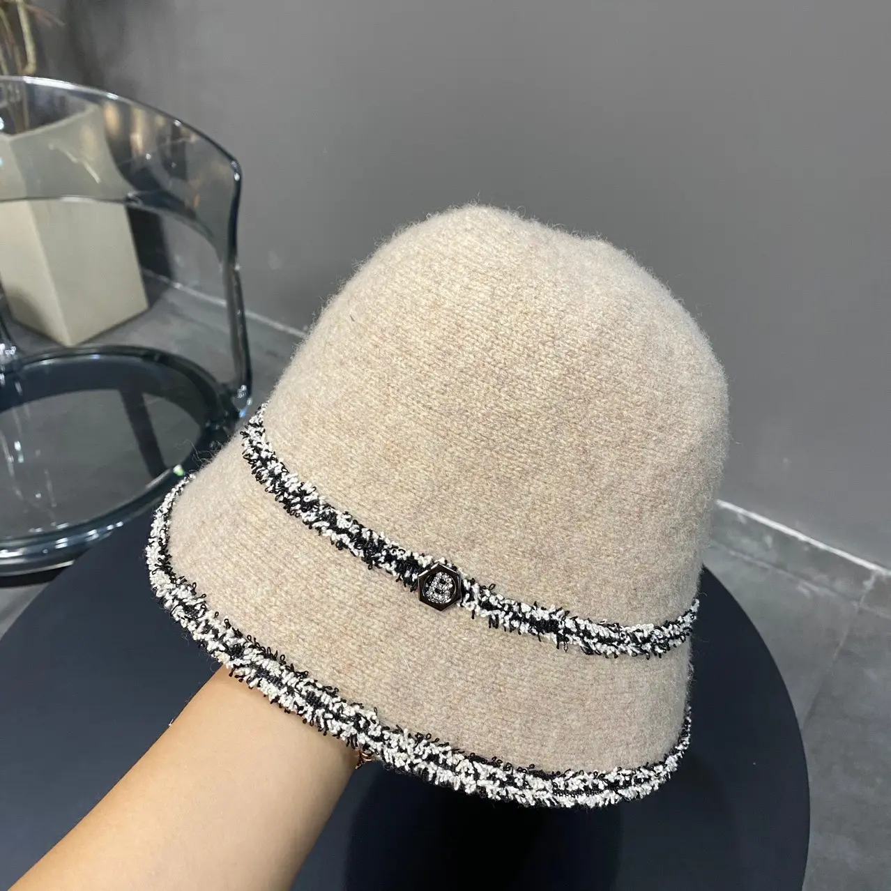 Small Fragrant Wind Wool Bowl Hat for Women's Autumn and Winter Warm and Fashionable Versatile Face Showcasing Small Trendy Hat
