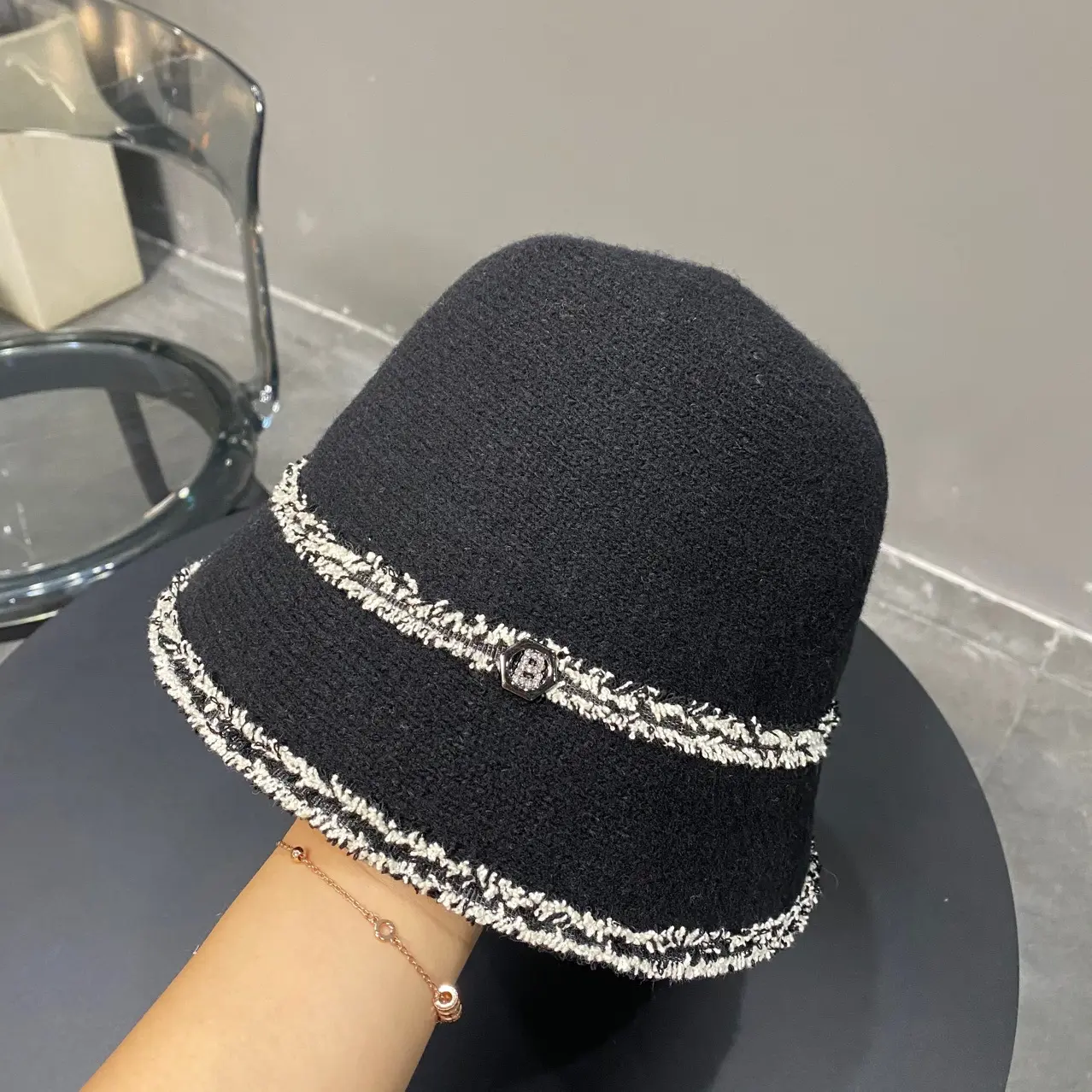 Small Fragrant Wind Wool Bowl Hat for Women's Autumn and Winter Warm and Fashionable Versatile Face Showcasing Small Trendy Hat
