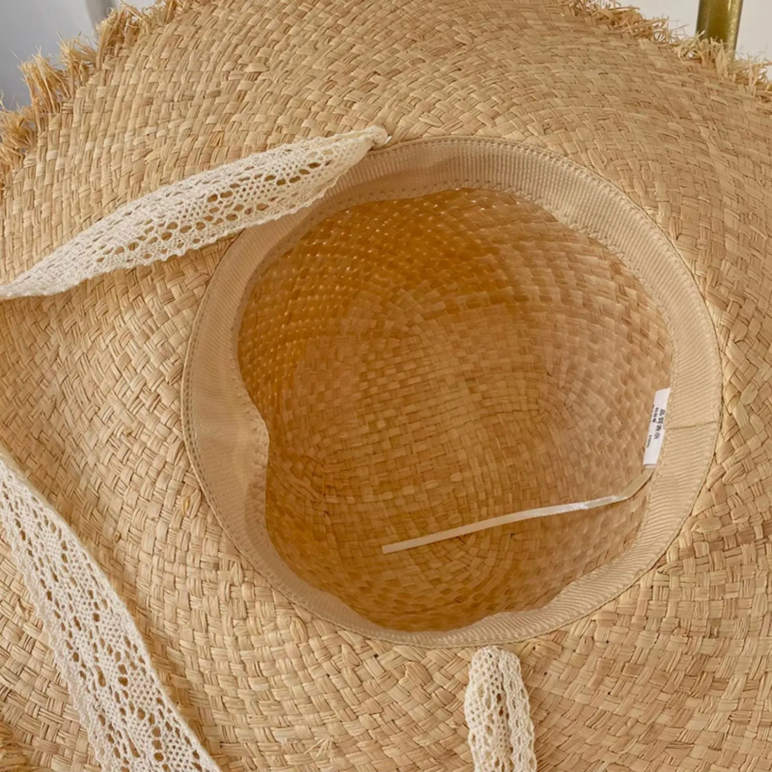 Hairy Brimmed Straw Hat for Women's Summer Outings, Sun Protection Beach Hat, Lace Lace Tied flat Top Lafite Grass sun Hat
