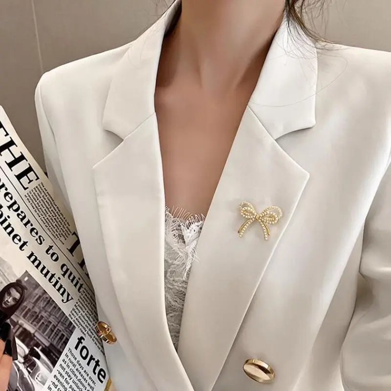 Ins Style Bowknot Pearl Light Luxury Brooch High-end Female Anti-light Corsage Fashion Fixed Clothes Pin Jewelry Accessories