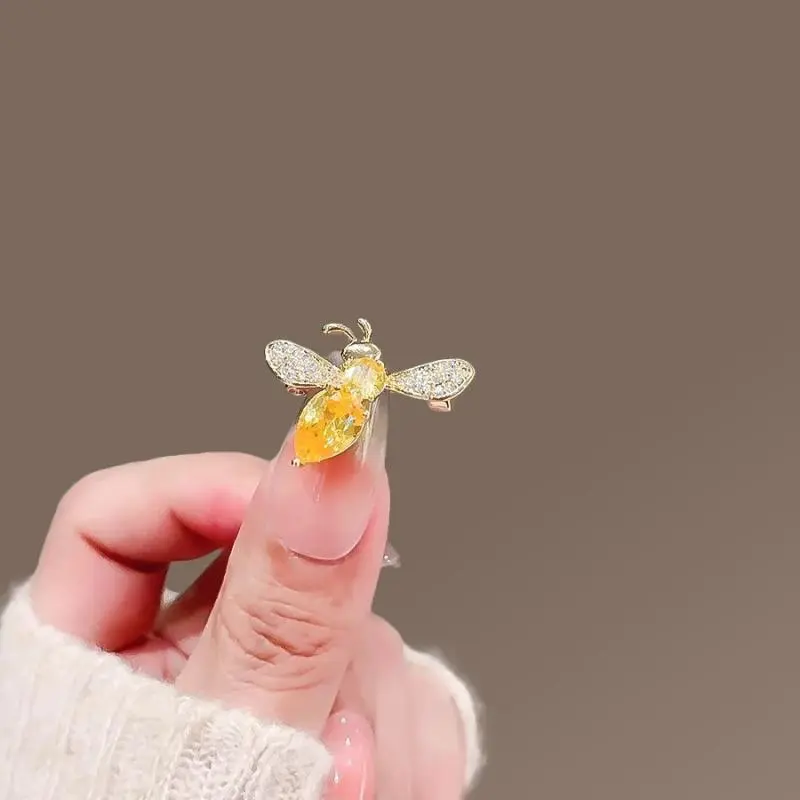 Elegant Fashion Zircon Bee Mini Brooch For Women Unisex Trendy Versatile Daily Wear Suit Accessory Insect Pins Banquet Gifts