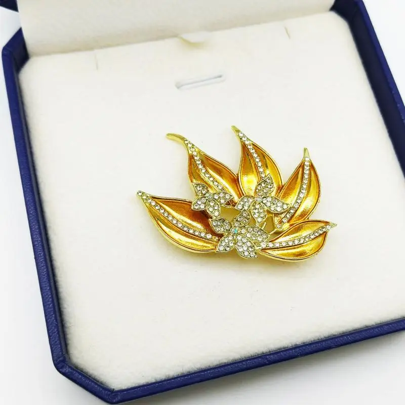 Fashion Golden Plants Maple Leaf Brooch For Women Clothing Coat Jewelry Accessories Gifts