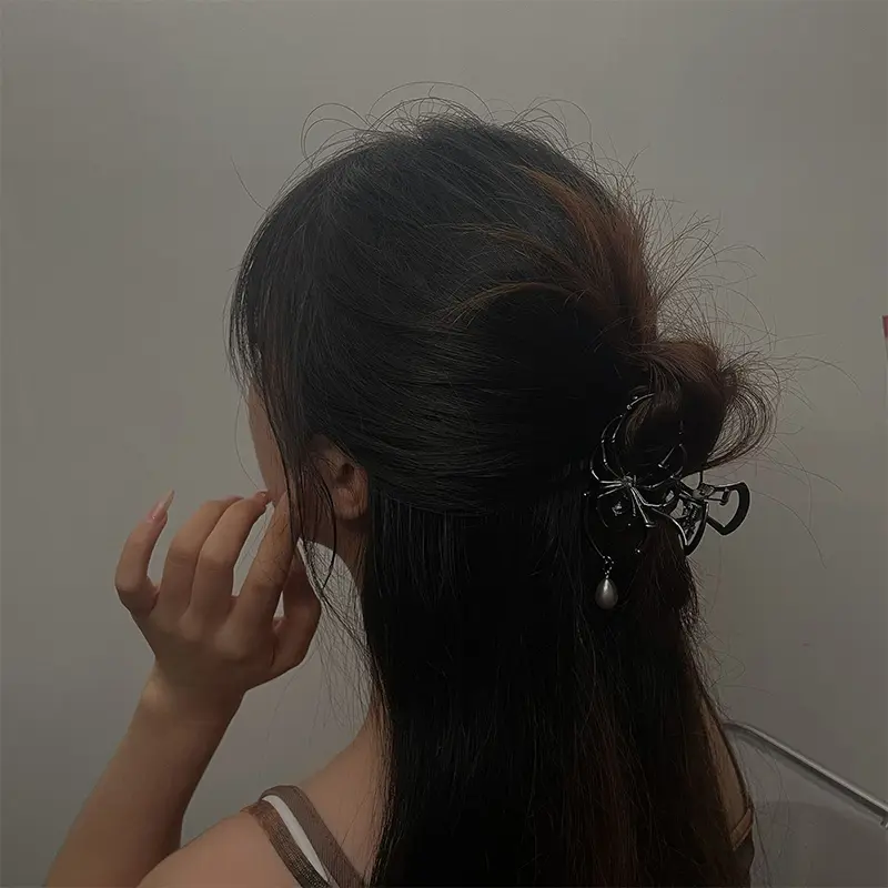 Pearl Charm Black Spider Hair Claw for Halloween, Durable Metal Gothic Punk Hair Accessory