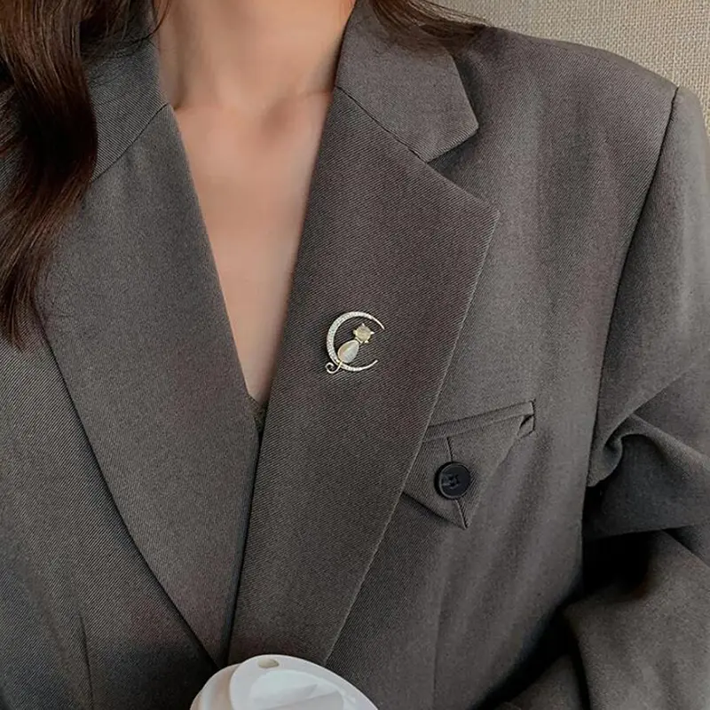 Rhinestone Cute Elegant Cat Sitting On The Moon Brooches For Women Cartoon Opal Stone Zircon Kitten Animal Casual Party Corsage