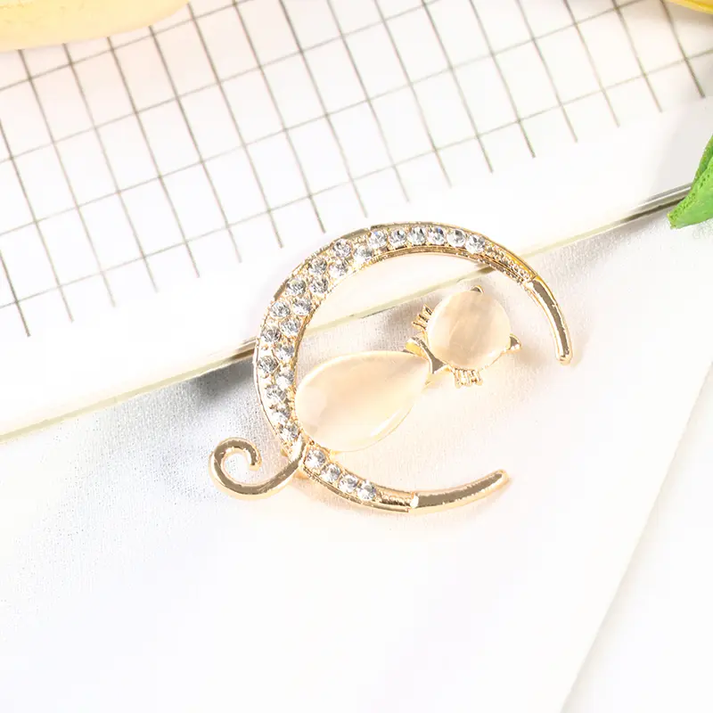 Rhinestone Cute Elegant Cat Sitting On The Moon Brooches For Women Cartoon Opal Stone Zircon Kitten Animal Casual Party Corsage