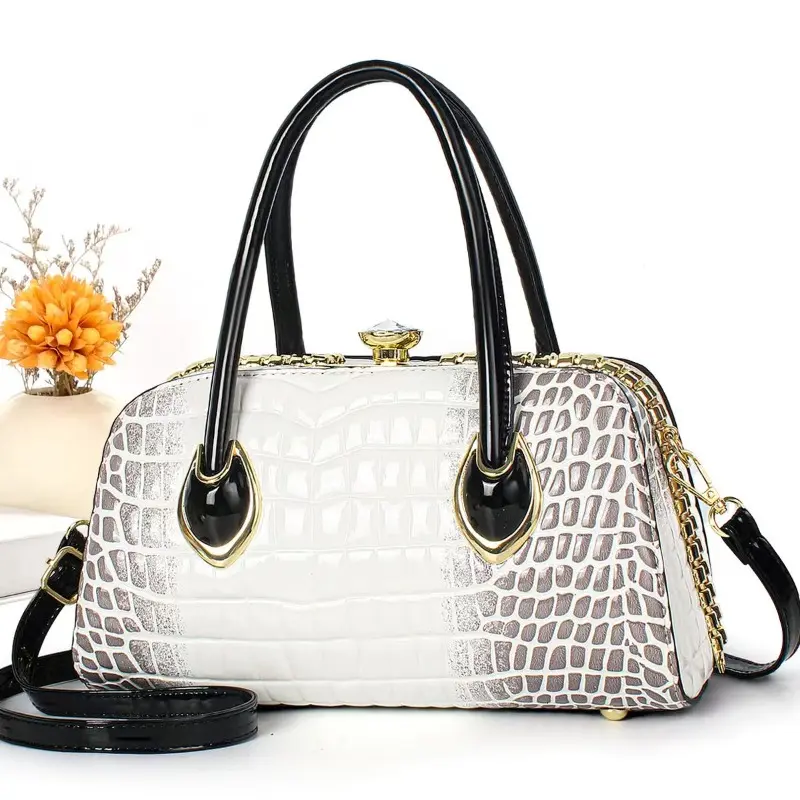 2025 New Luxury Women Handbags Shoulder Messenger Party Evening Bag 2025 New Fashion Diamonds Simple Hard Bride Wedding Bags