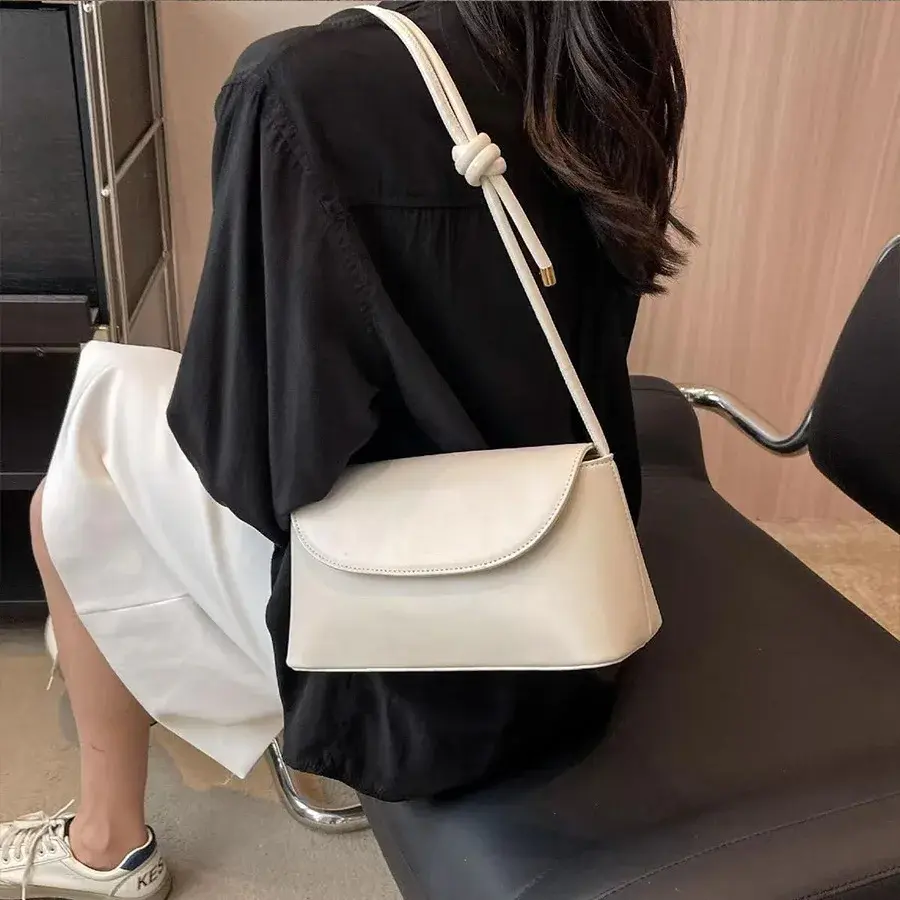 Internet Celebrity Retro Small Bag for Women in Autumn and Winter New Trendy Crossbody Bag Fashionable One Shoulder Small Bag