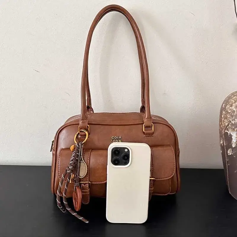 Women's Retro Solid Color Pu Leather Shoulder Bag with Multiple Pockets Large Capacity Comes with A Detachable Accessory Charm