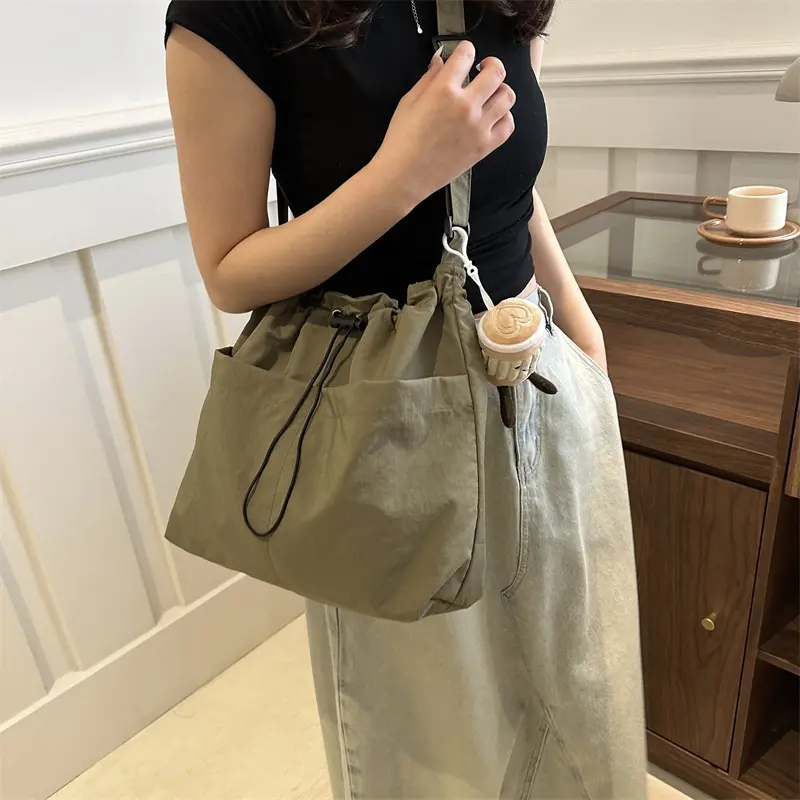 New large capacity waterproof nylon fabric drawstring fold shoulder bag travel travel leisure crossbody bucket bag