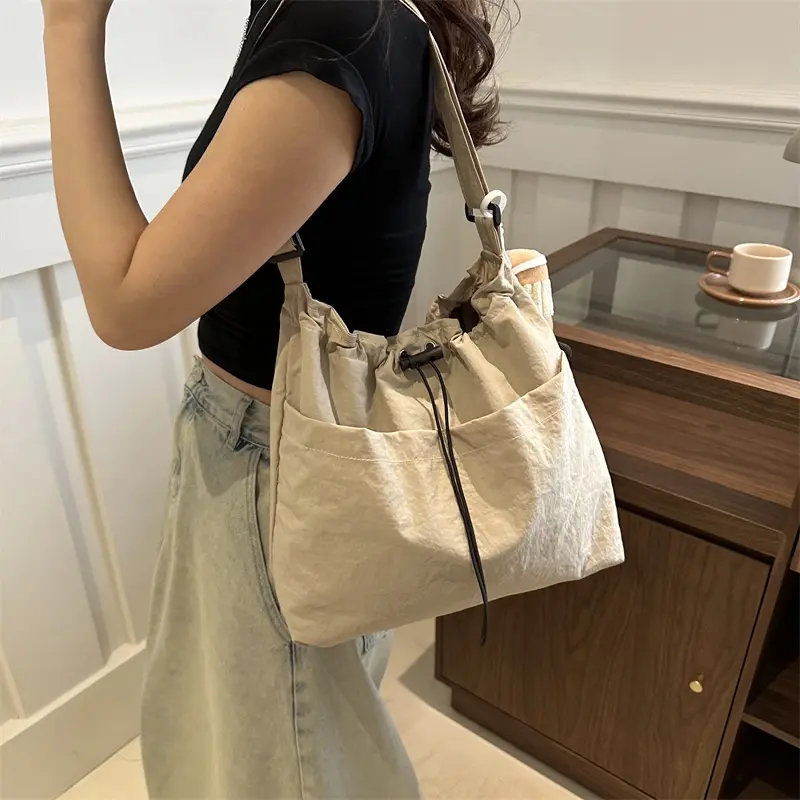 New large capacity waterproof nylon fabric drawstring fold shoulder bag travel travel leisure crossbody bucket bag