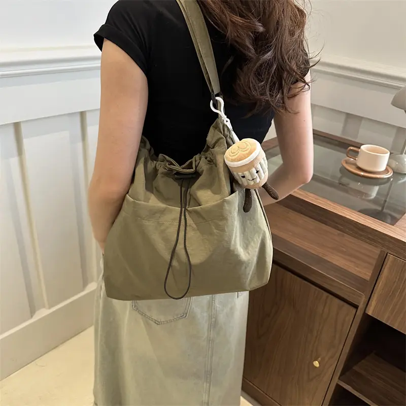 New large capacity waterproof nylon fabric drawstring fold shoulder bag travel travel leisure crossbody bucket bag