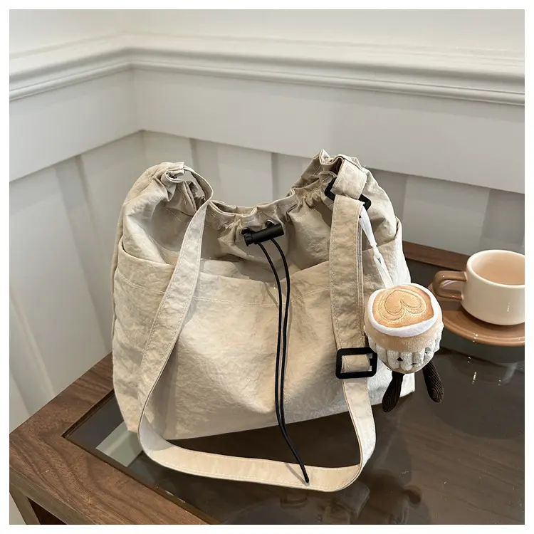 New large capacity waterproof nylon fabric drawstring fold shoulder bag travel travel leisure crossbody bucket bag