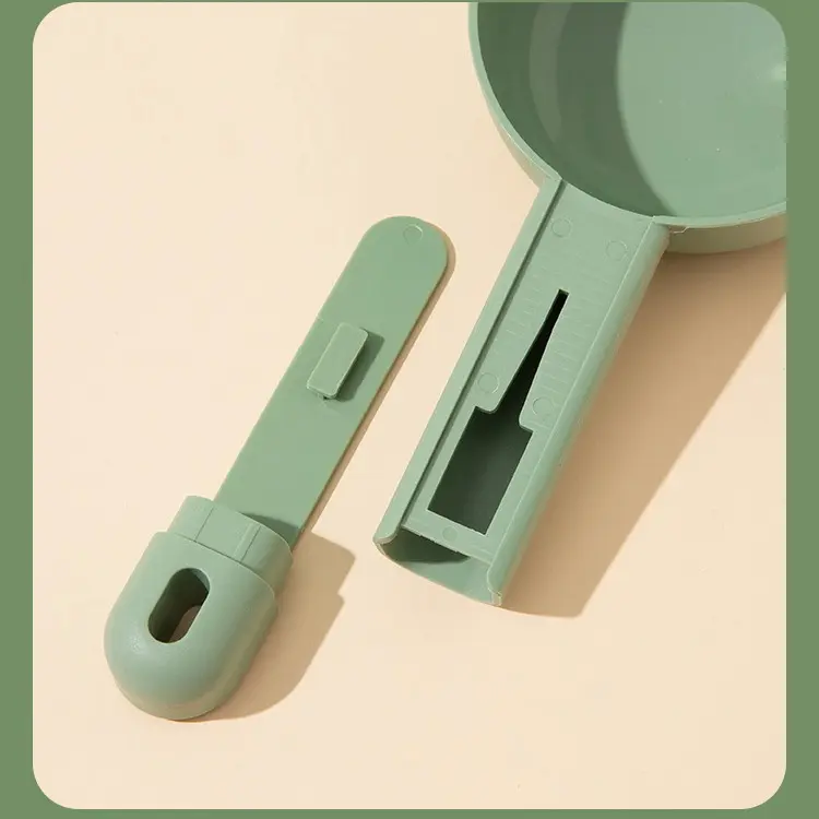 Pet special thickened feeding spoon multi-color pet cat food dog food spoon PP material for cats and dogs daily