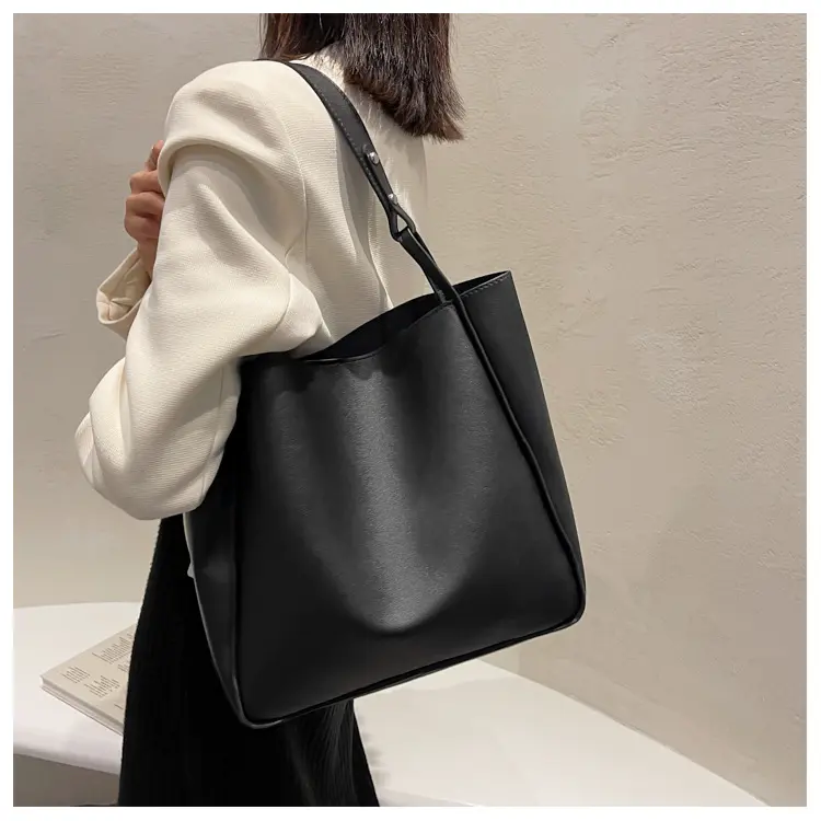 Simple stylish retro women's bag new large capacity shoulder bag underarm bag Japanese texture commuter bucket bag