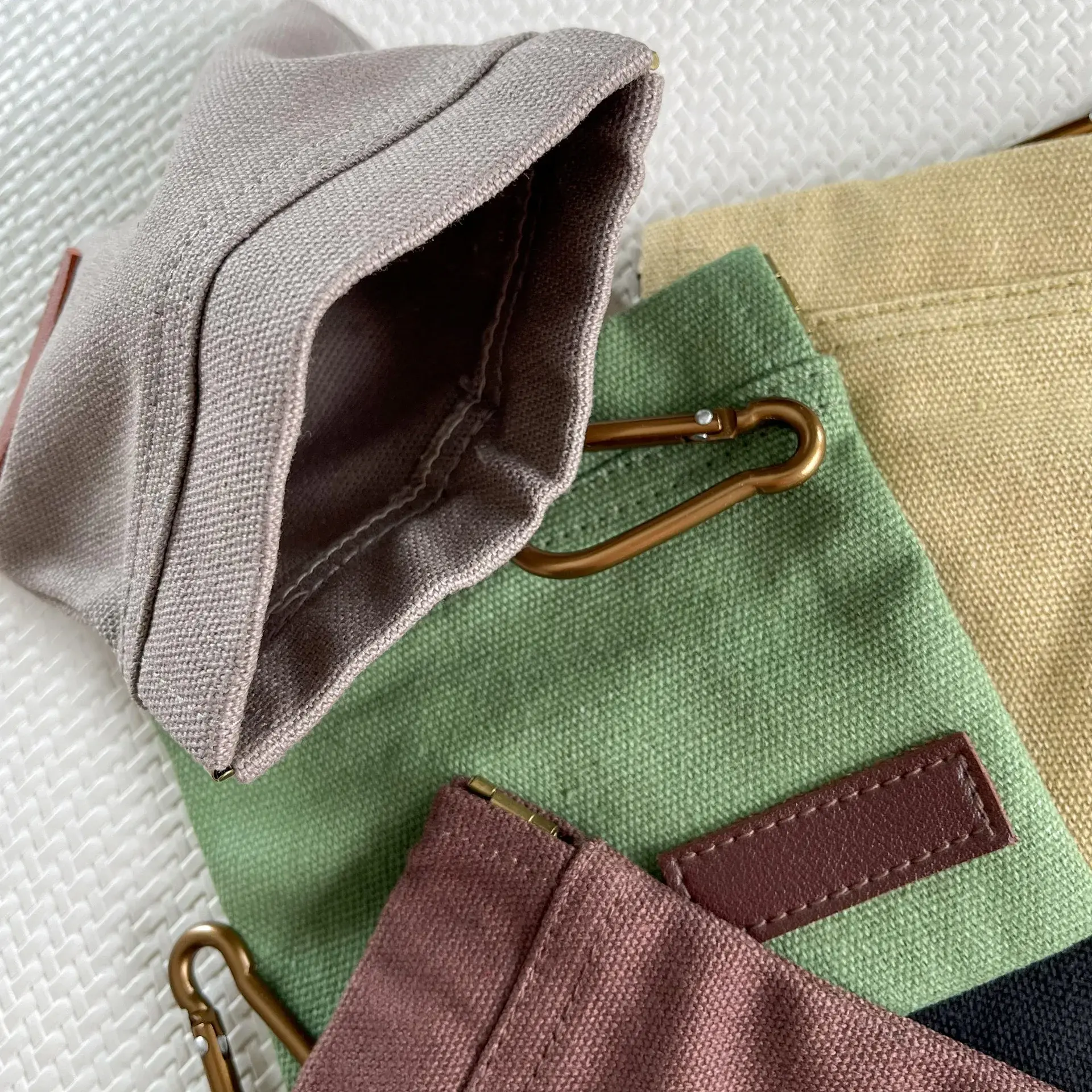 Canvas dog food bag Moisture-proof dog food bag Outdoor dog walking portable hanging pet training snack bag