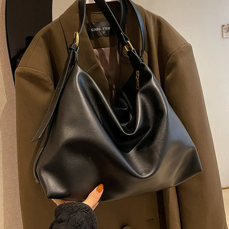 Black bag female autumn and winter new fashion large capacity single shoulder crossbody bag leisure commuter Tote bag