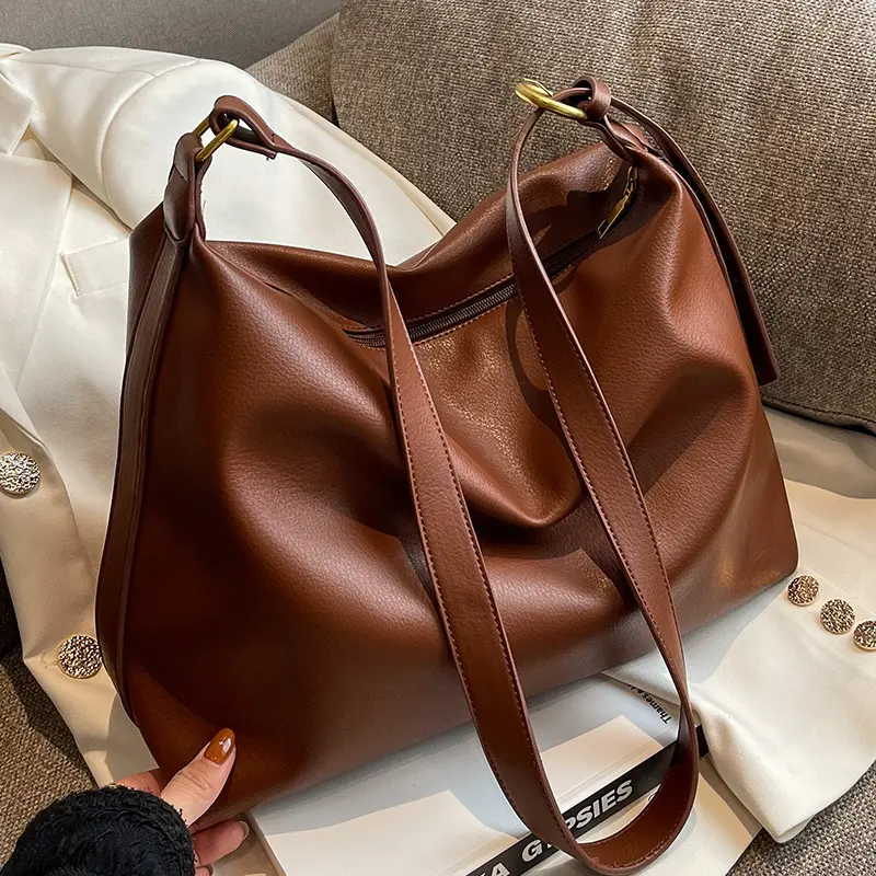 Black bag female autumn and winter new fashion large capacity single shoulder crossbody bag leisure commuter Tote bag