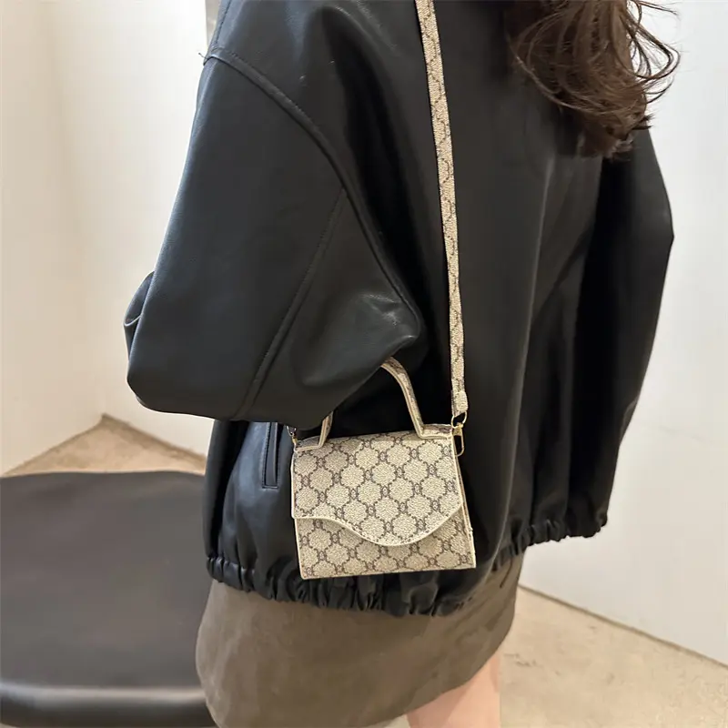 Casual trend beautiful crossbody shoulder 2024 new retro simple texture fashion autumn women's small square bag