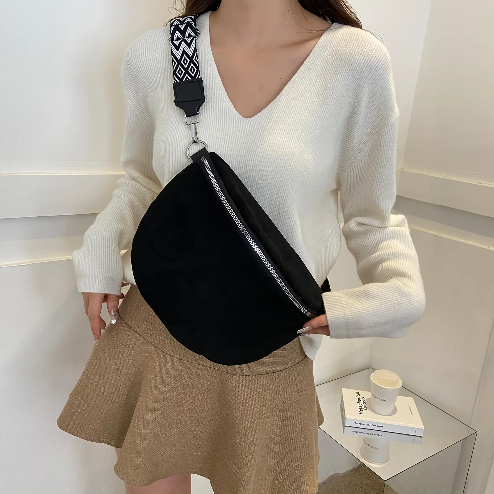 Fashion Suede Women Waist Bag Retro Half Moon Banana Bag Wide Strap Ladies Trend Satchel Solid Color Chest Bag Luxury Fanny Pack