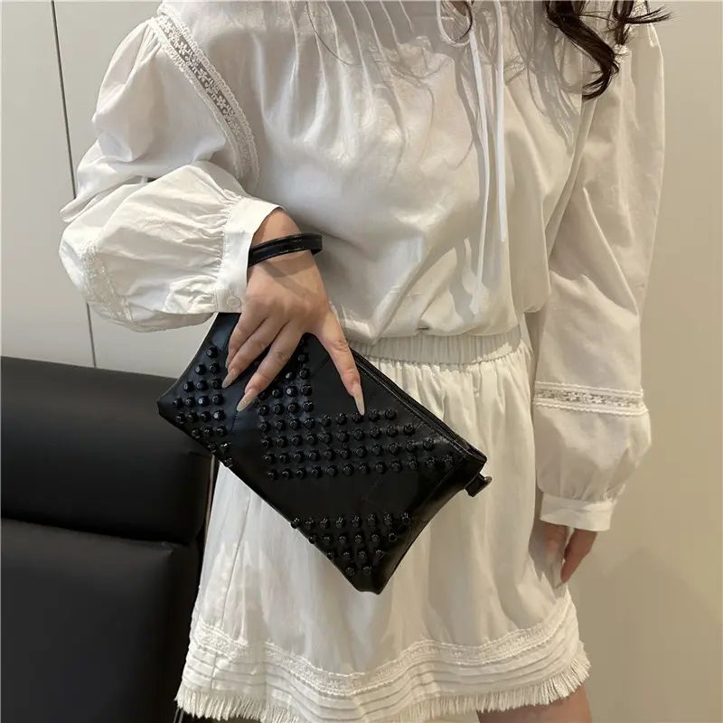 Studded Punk Wristlet Handbag Rivet PU Leather Clutch Bag Vintage Envelope Phone Pouch Women Black Crossbody Bags Shoulder Bag