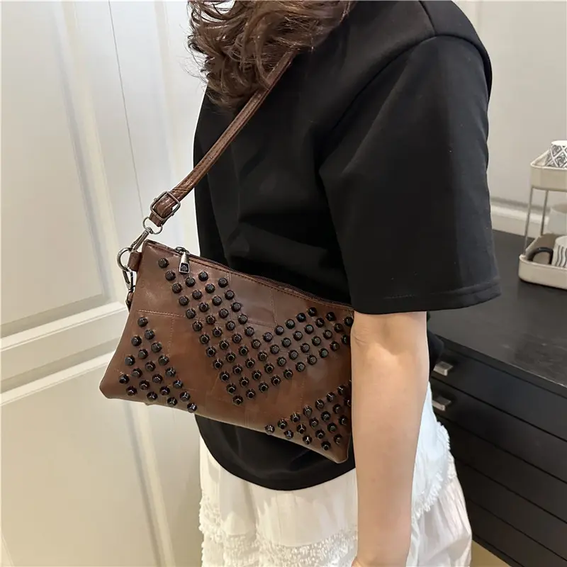 Studded Punk Wristlet Handbag Rivet PU Leather Clutch Bag Vintage Envelope Phone Pouch Women Black Crossbody Bags Shoulder Bag